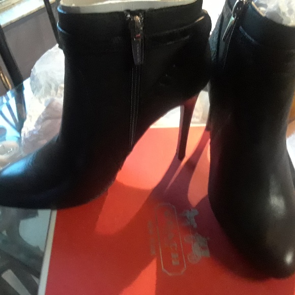 disigner boots and sandles - Picture 1 of 6